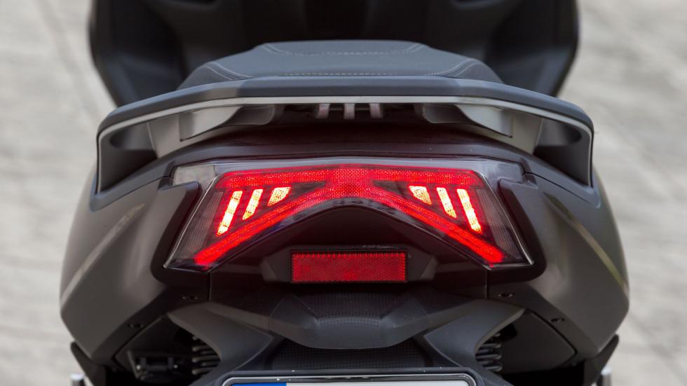 Η ανασηκωμένη ουρά με τις χειρολαβές και τη σχάρα καταλήγει σε μοντέρνο πίσω φωτιστικό σώμα. Η συνολική ποιότητα κύλισης, υλικών και συναρμογής βρίσκεται σε υψηλά επίπεδα, χωρίς τριγμούς ή προβλήματα 